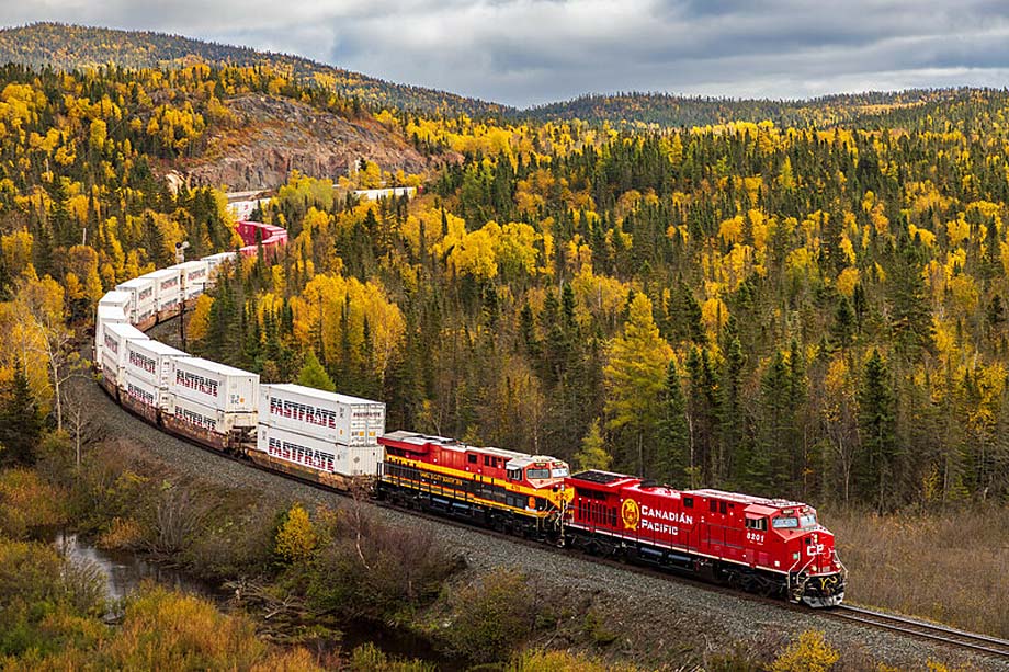 Fastfrate containers on a CPKC train.