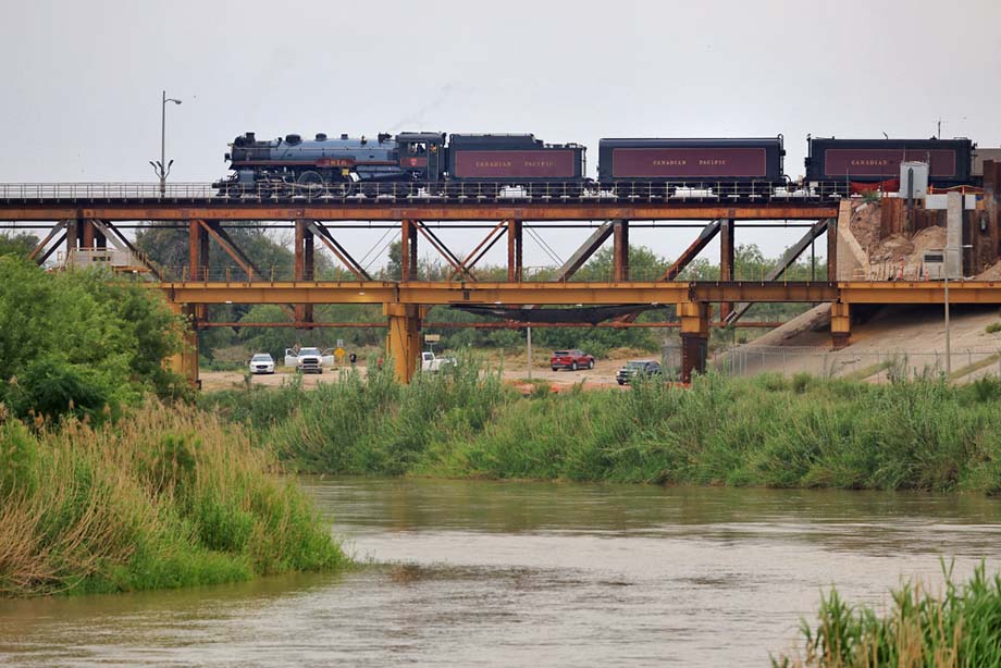 CPKC 2816 crosses into Mexico.