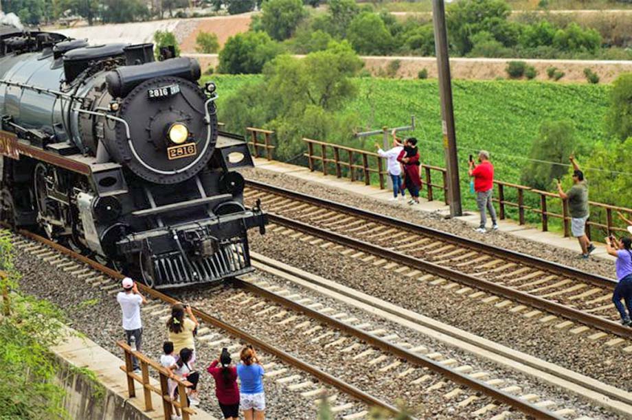 Bystanders watch the Empress at Tula de Allende, Hidalgo.