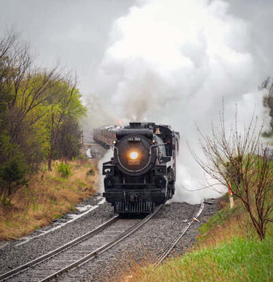 CPKC 2816 departs a rainy Rockford, Minnesota.