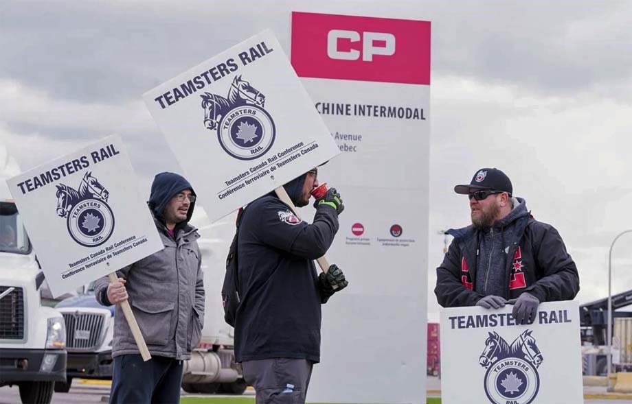 TCRC pickets in Montreal.