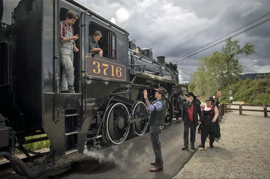 Gerry Conrad chats with the crew as Rob and Deborah Corry board the train.