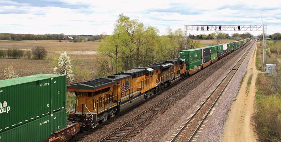 Mid-train DPU on a Union Pacific stack train.