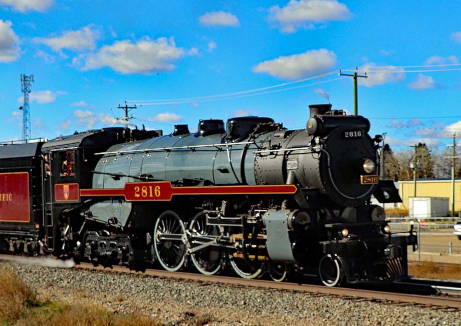 CP 2816 speeds through Innisfail.