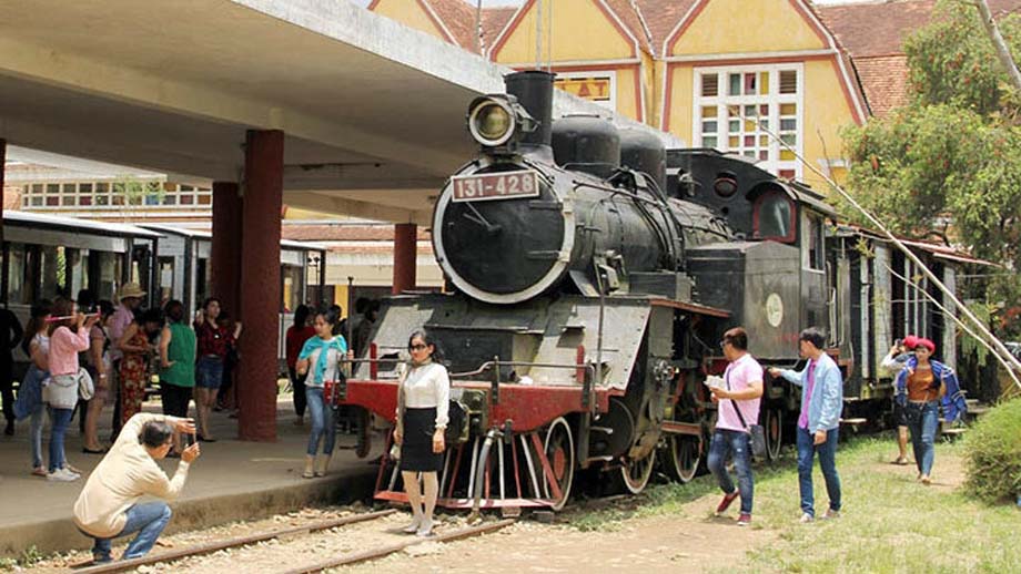 A 2-6-2T Prairie adhesion locomotive rests at the Da Lat station.